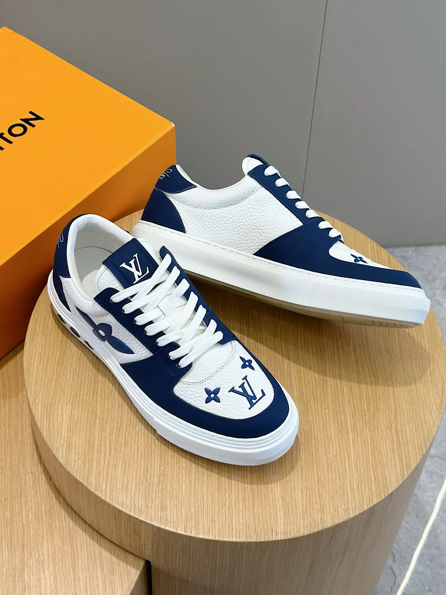 Factory price: 438💰LV full cowhide color-printed men's sneakers. This Ollie lace-up sneaker is made of floral embossed fabric, continuing the inspiration of the season's ready-to-wear collection. The laces are used to set off the gorgeous design, monogram flowers are embellished with transparent rubber outsole, and the brand logo is written on the back. Cowhide upper, cowhide lining, TPU outsole Size: 39-44 (customized at 38.45)
